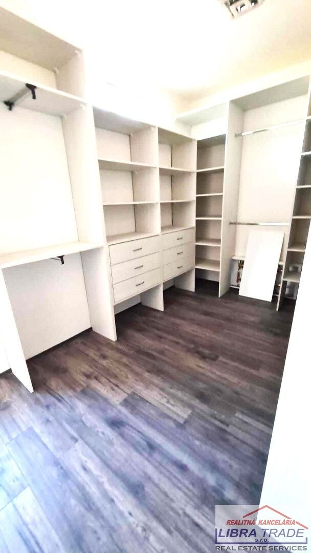 PREDAJ - Luxusného 5 izbového rodinného prízemného domu s krytým bazénom terasami a garážami v Komárne NOVOSTAVBA! DOHODA MOŽNÁ! — foto 19