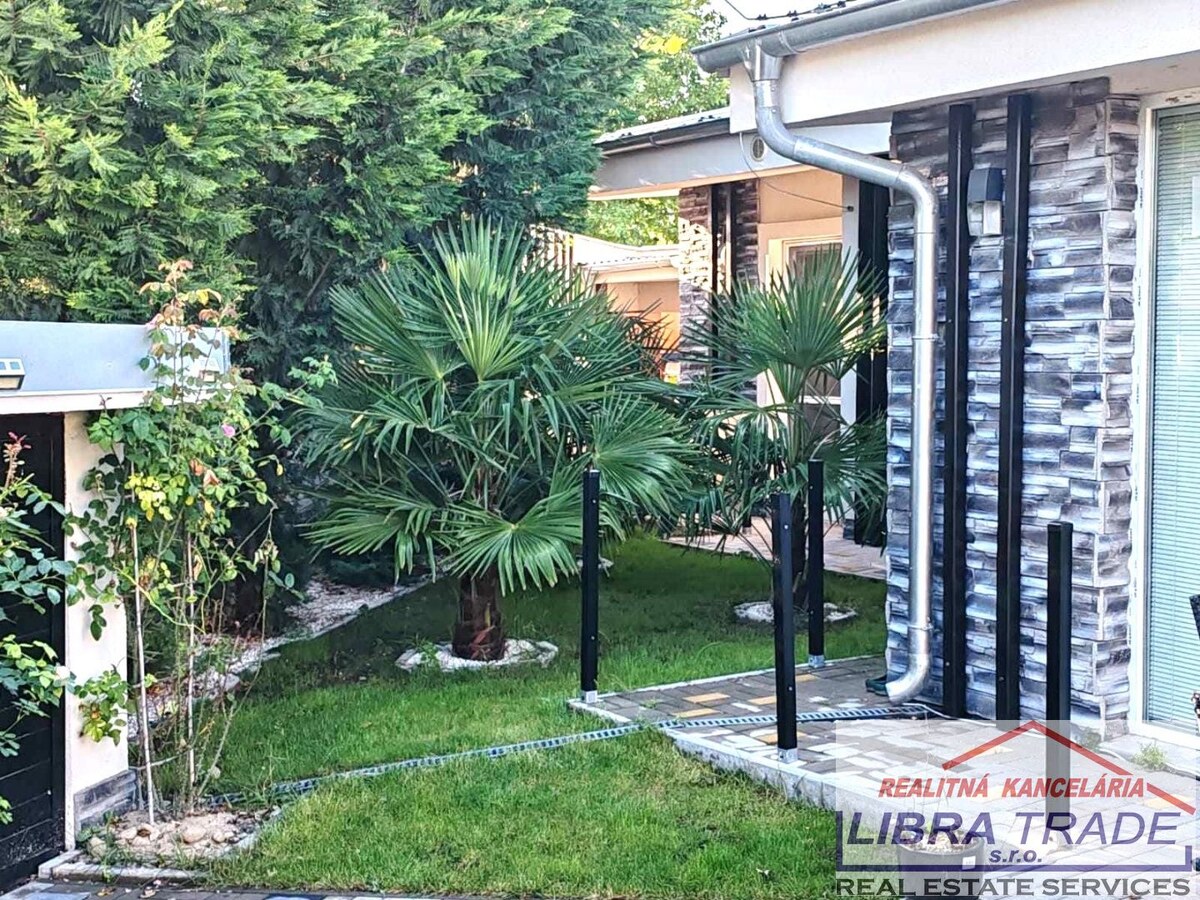 PREDAJ - Luxusného 5 izbového rodinného prízemného domu s krytým bazénom terasami a garážami v Komárne NOVOSTAVBA! DOHODA MOŽNÁ! — foto 3