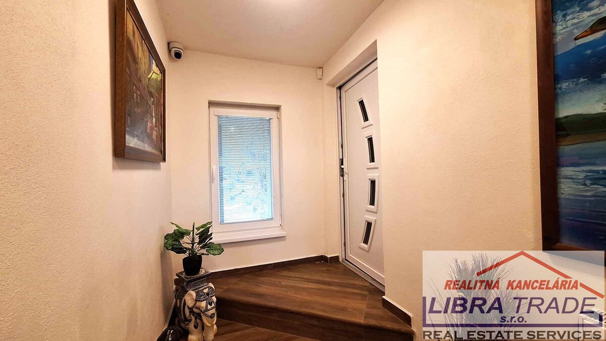 PREDAJ - Luxusného 5 izbového rodinného prízemného domu s krytým bazénom terasami a garážami v Komárne NOVOSTAVBA! DOHODA MOŽNÁ! — foto 21