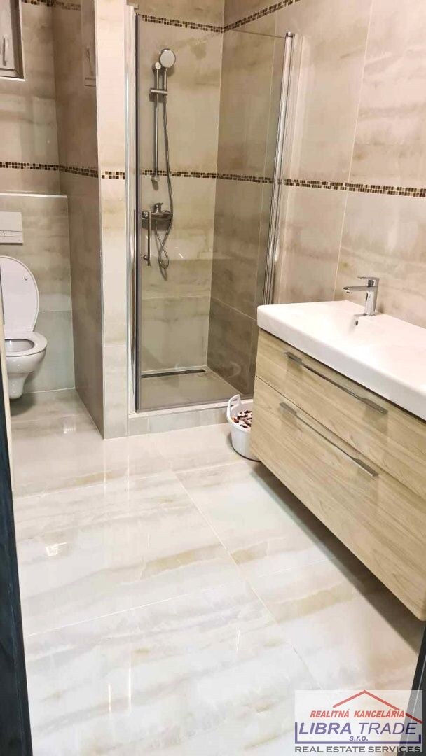 PREDAJ - Luxusného 5 izbového rodinného prízemného domu s krytým bazénom terasami a garážami v Komárne NOVOSTAVBA! DOHODA MOŽNÁ! — foto 23