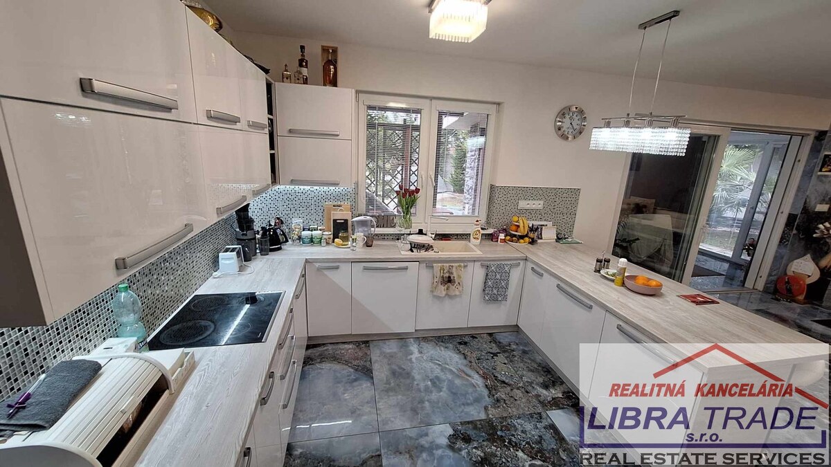 PREDAJ - Luxusného 5 izbového rodinného prízemného domu s krytým bazénom terasami a garážami v Komárne NOVOSTAVBA! DOHODA MOŽNÁ! — foto 7