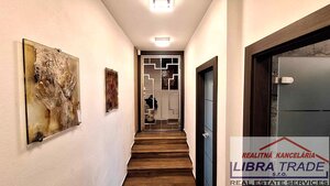 PREDAJ - Luxusného 5 izbového rodinného prízemného domu s krytým bazénom terasami a garážami v Komárne NOVOSTAVBA! DOHODA MOŽNÁ! — foto 12