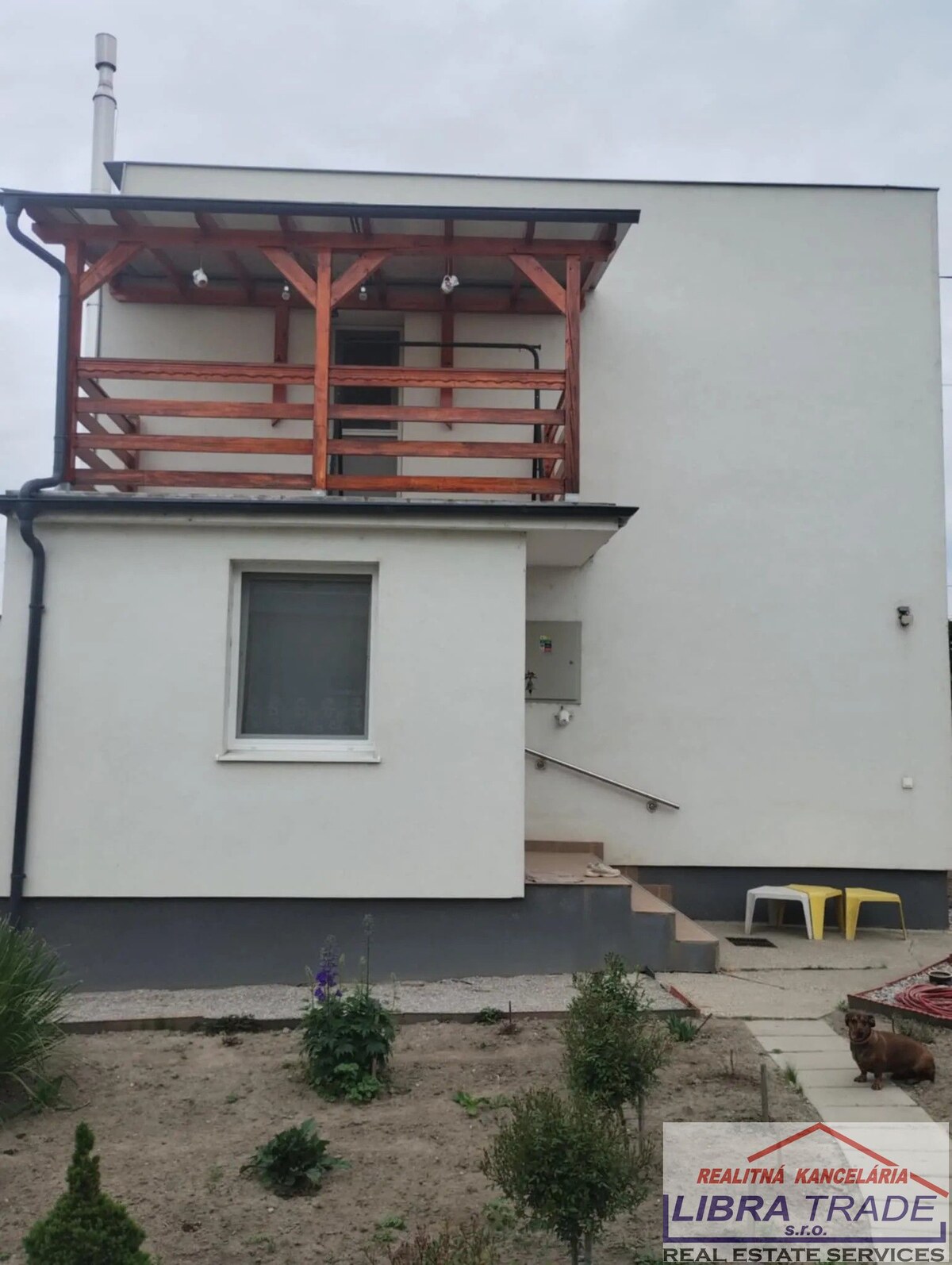 PREDAJ - Čiastočne prerobený 5 izbový poschodový rodinný dom so záhradou a garážou v obci IŽA — foto 2