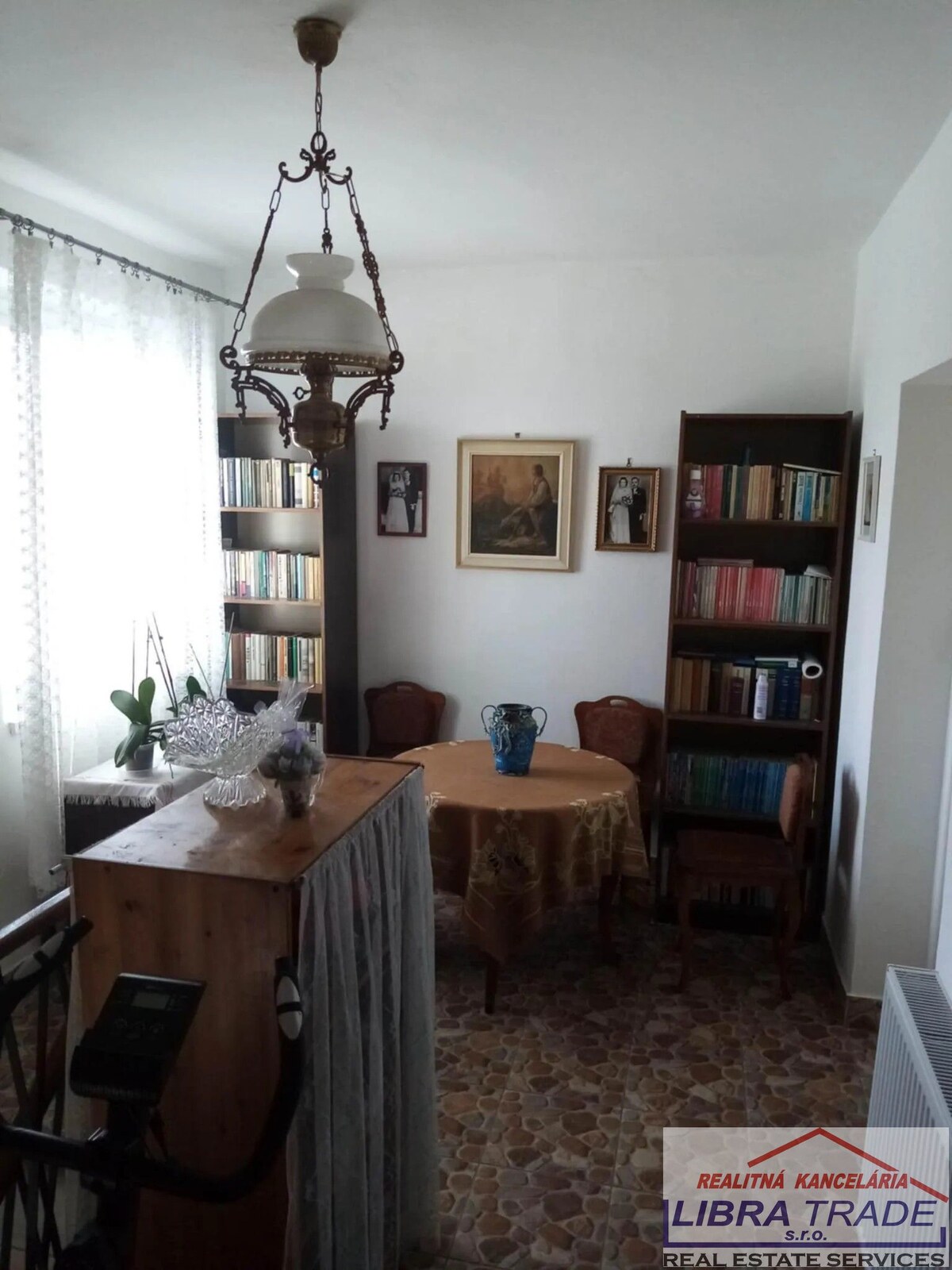 PREDAJ - Čiastočne prerobený 5 izbový poschodový rodinný dom so záhradou a garážou v obci IŽA — foto 14