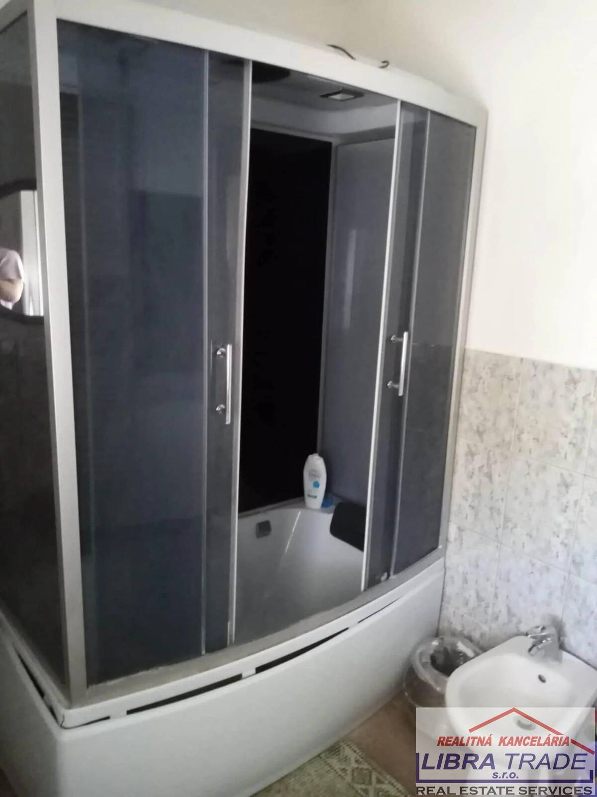 PREDAJ - Čiastočne prerobený 5 izbový poschodový rodinný dom so záhradou a garážou v obci IŽA — foto 8