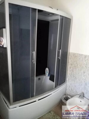 PREDAJ - Čiastočne prerobený 5 izbový poschodový rodinný dom so záhradou a garážou v obci IŽA — foto 8