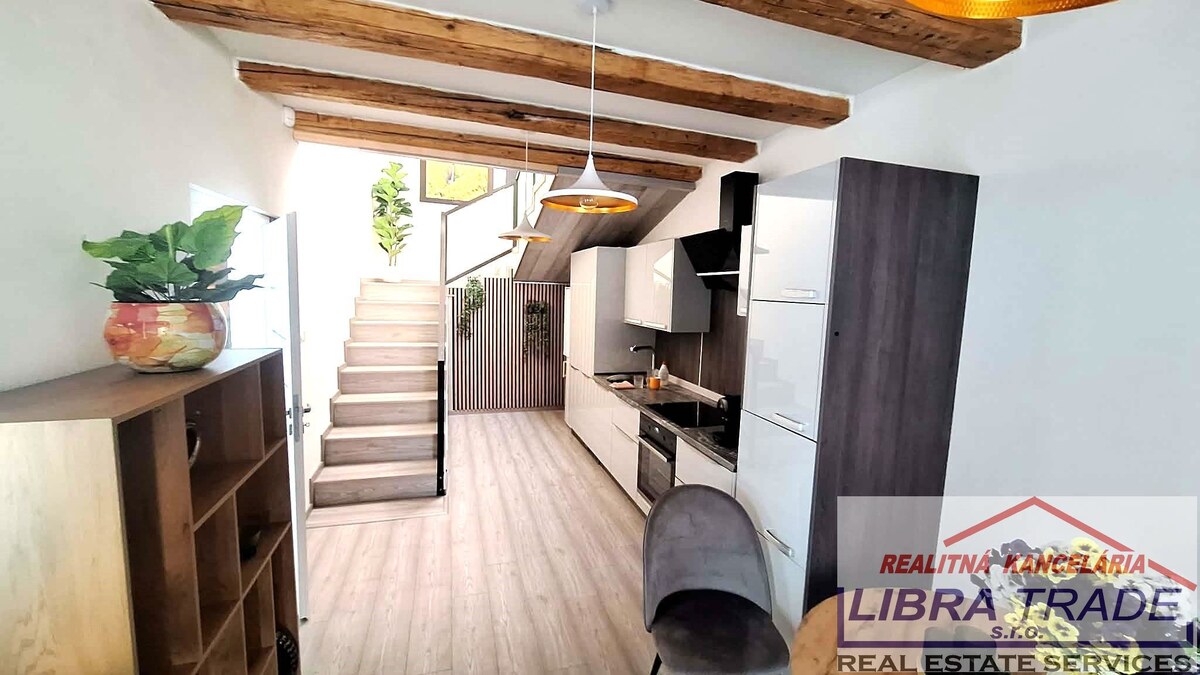 PREDAJ - Kompletne prerobený 4 izbový rodinný dom v CENTRE Komárna pamiatková zóna VÝHODNÝ KÚPA!  — foto 2