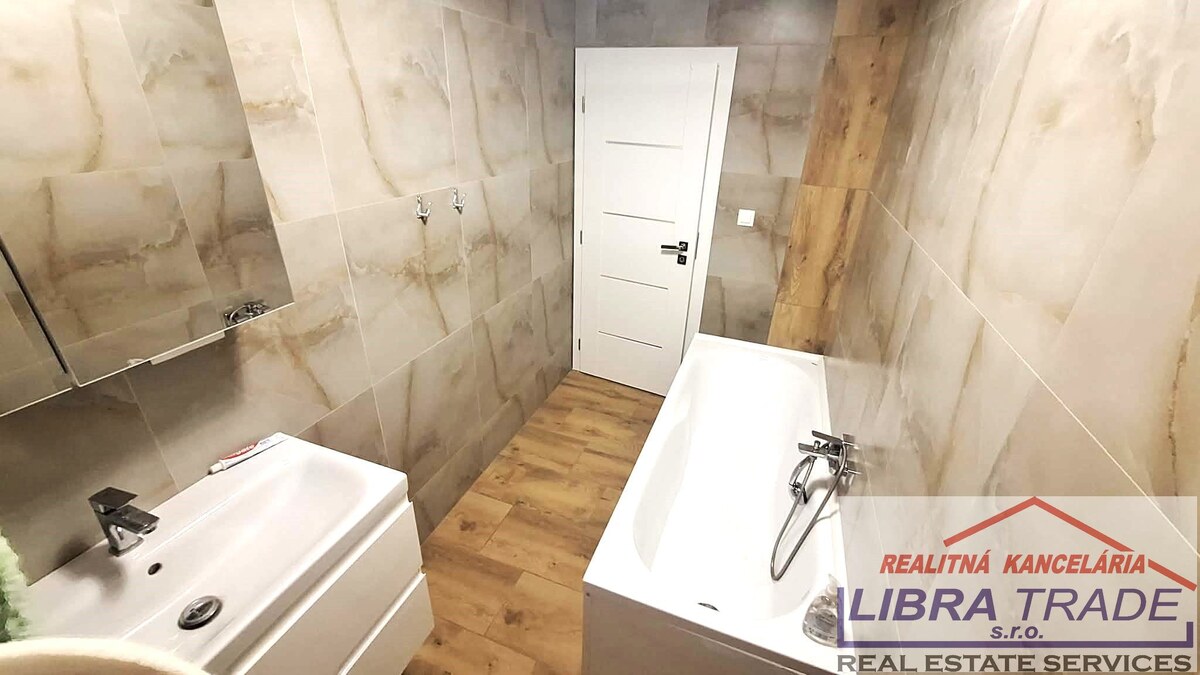 PREDAJ - Kompletne prerobený 4 izbový rodinný dom v CENTRE Komárna pamiatková zóna VÝHODNÝ KÚPA!  — foto 11
