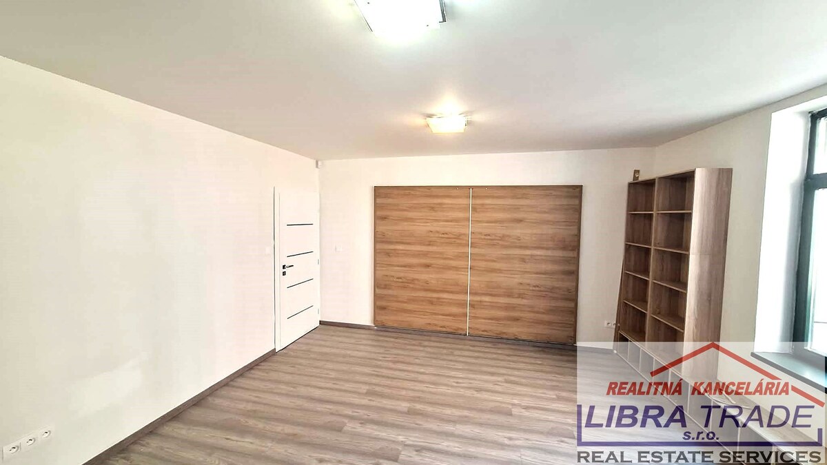 PREDAJ - Kompletne prerobený 4 izbový rodinný dom v CENTRE Komárna pamiatková zóna VÝHODNÝ KÚPA!  — foto 12