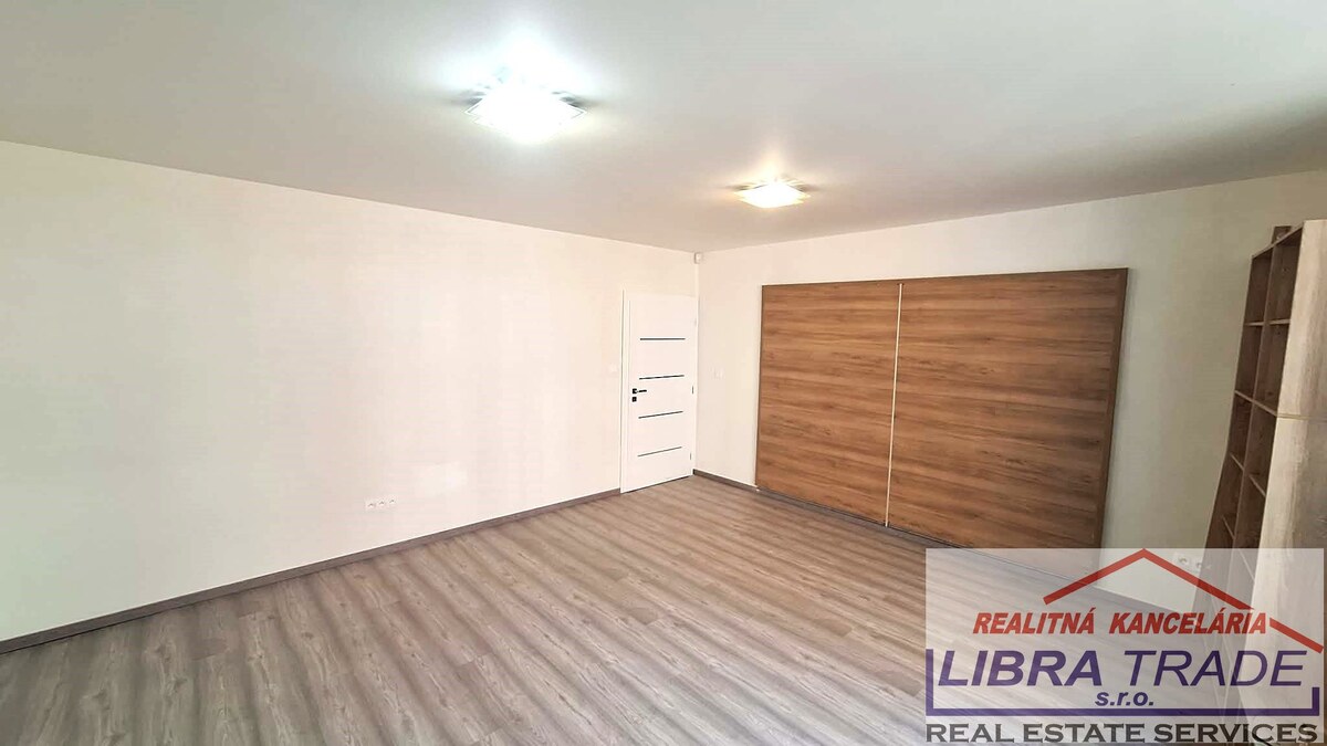 PREDAJ - Kompletne prerobený 4 izbový rodinný dom v CENTRE Komárna pamiatková zóna VÝHODNÝ KÚPA!  — foto 13