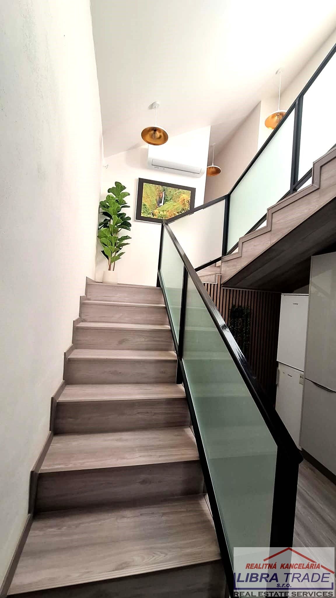 PREDAJ - Kompletne prerobený 4 izbový rodinný dom v CENTRE Komárna pamiatková zóna VÝHODNÝ KÚPA!  — foto 17