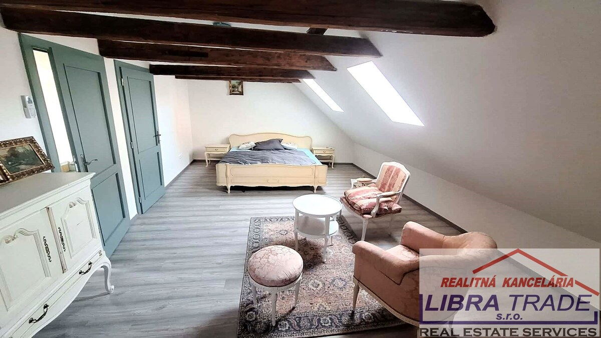 PREDAJ - Kompletne prerobený 4 izbový rodinný dom v CENTRE Komárna pamiatková zóna VÝHODNÝ KÚPA!  — foto 23