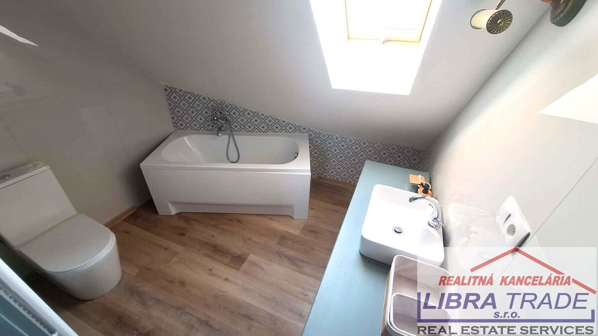 PREDAJ - Kompletne prerobený 4 izbový rodinný dom v CENTRE Komárna pamiatková zóna VÝHODNÝ KÚPA!  — foto 24