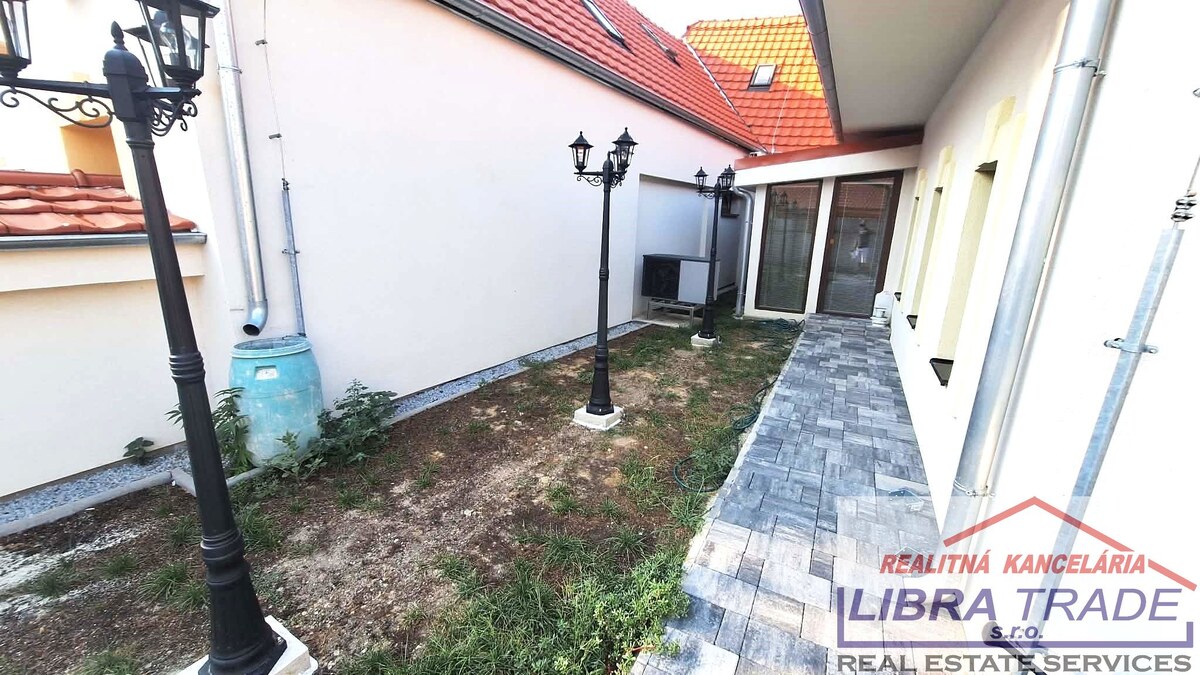 PREDAJ - Kompletne prerobený 4 izbový rodinný dom v CENTRE Komárna pamiatková zóna VÝHODNÝ KÚPA!  — foto 28