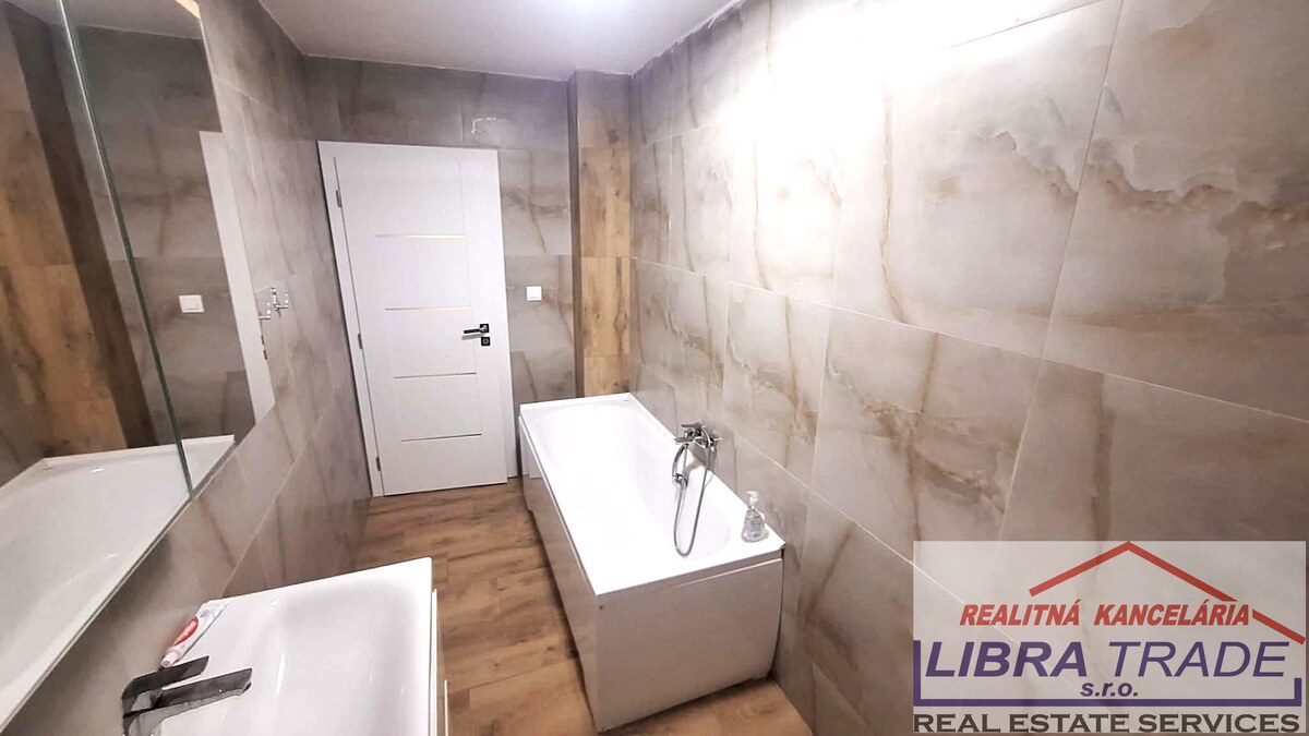 PREDAJ - Kompletne prerobený 4 izbový rodinný dom v CENTRE Komárna pamiatková zóna VÝHODNÝ KÚPA!  — foto 10
