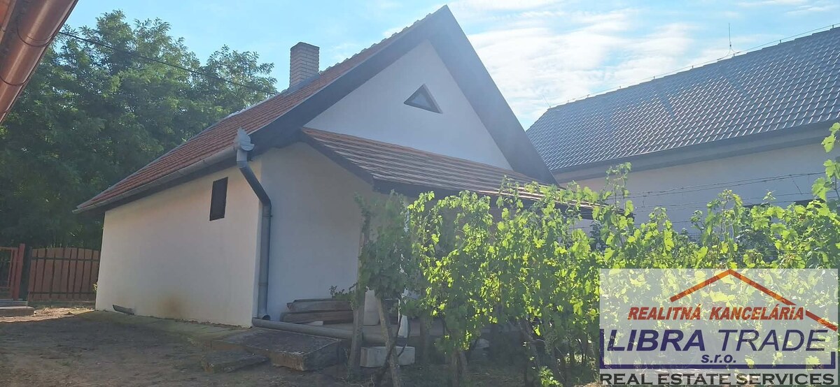 IBA U NÁS! PREDAJ - Murovaný domček s klembovou pivnicou a záhradou v obci Svätý Peter  — foto 2