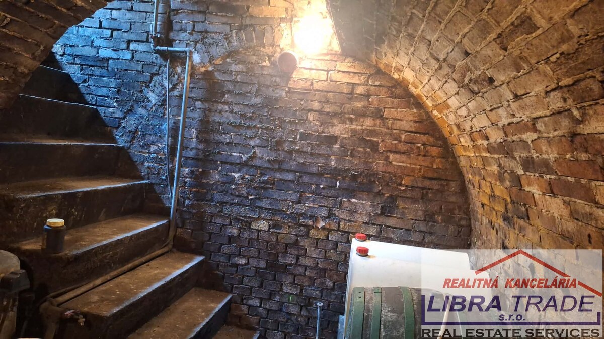 IBA U NÁS! PREDAJ - Murovaný domček s klembovou pivnicou a záhradou v obci Svätý Peter  — foto 15