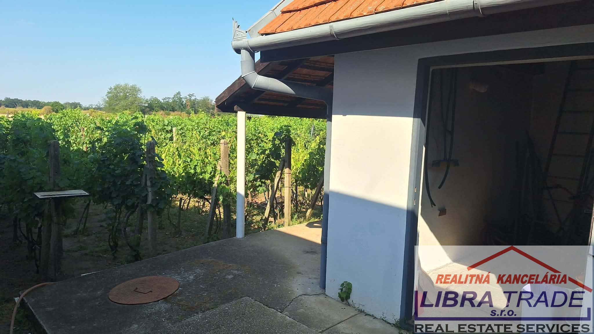 IBA U NÁS! PREDAJ - Murovaný domček s klembovou pivnicou a záhradou v obci Svätý Peter  — foto 4