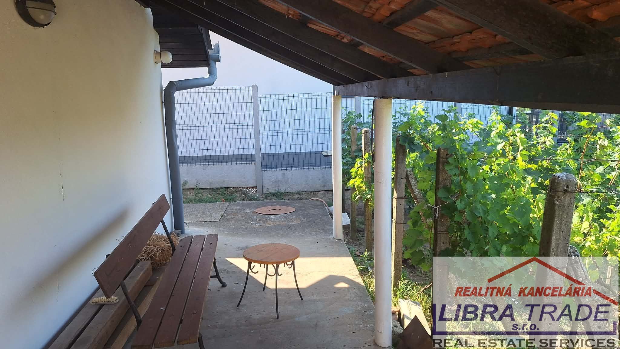 IBA U NÁS! PREDAJ - Murovaný domček s klembovou pivnicou a záhradou v obci Svätý Peter  — foto 6