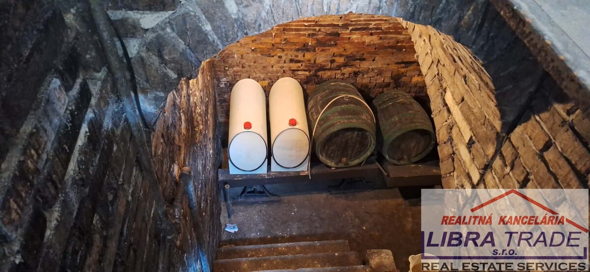 IBA U NÁS! PREDAJ - Murovaný domček s klembovou pivnicou a záhradou v obci Svätý Peter  — foto 12