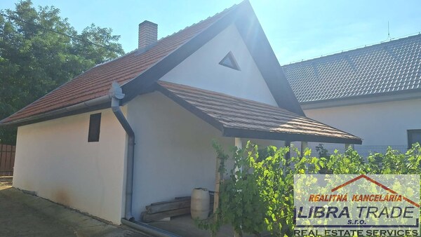 IBA U NÁS! PREDAJ - Murovaný domček s klembovou pivnicou a záhradou v obci Svätý Peter 