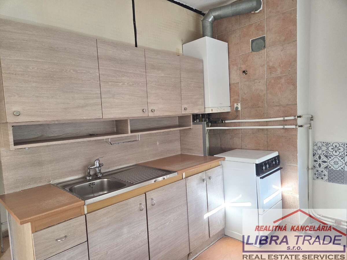 2 izbový byt v centre Nových Zámkov. — foto 2