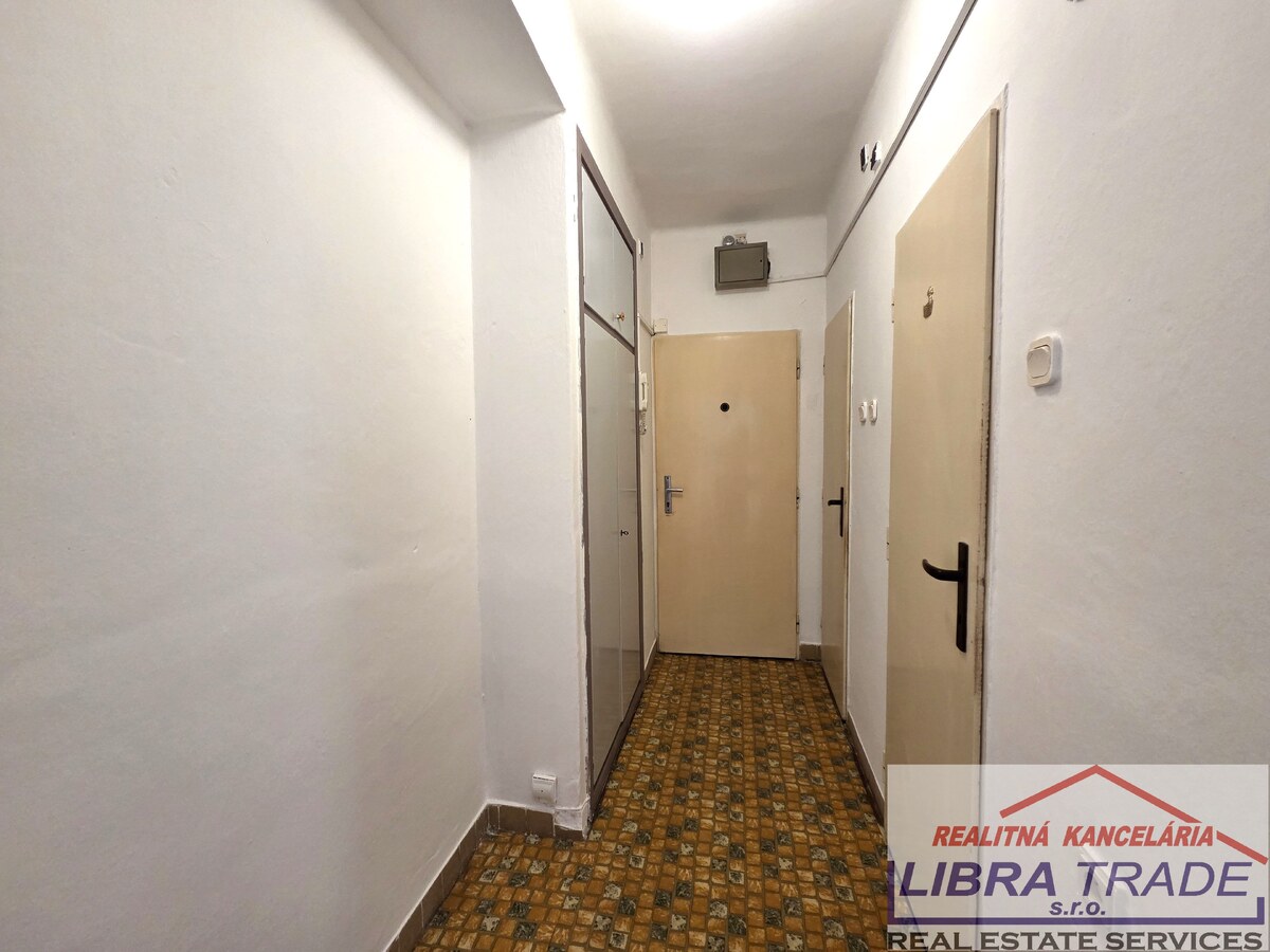 2 izbový byt v centre Nových Zámkov. — foto 7