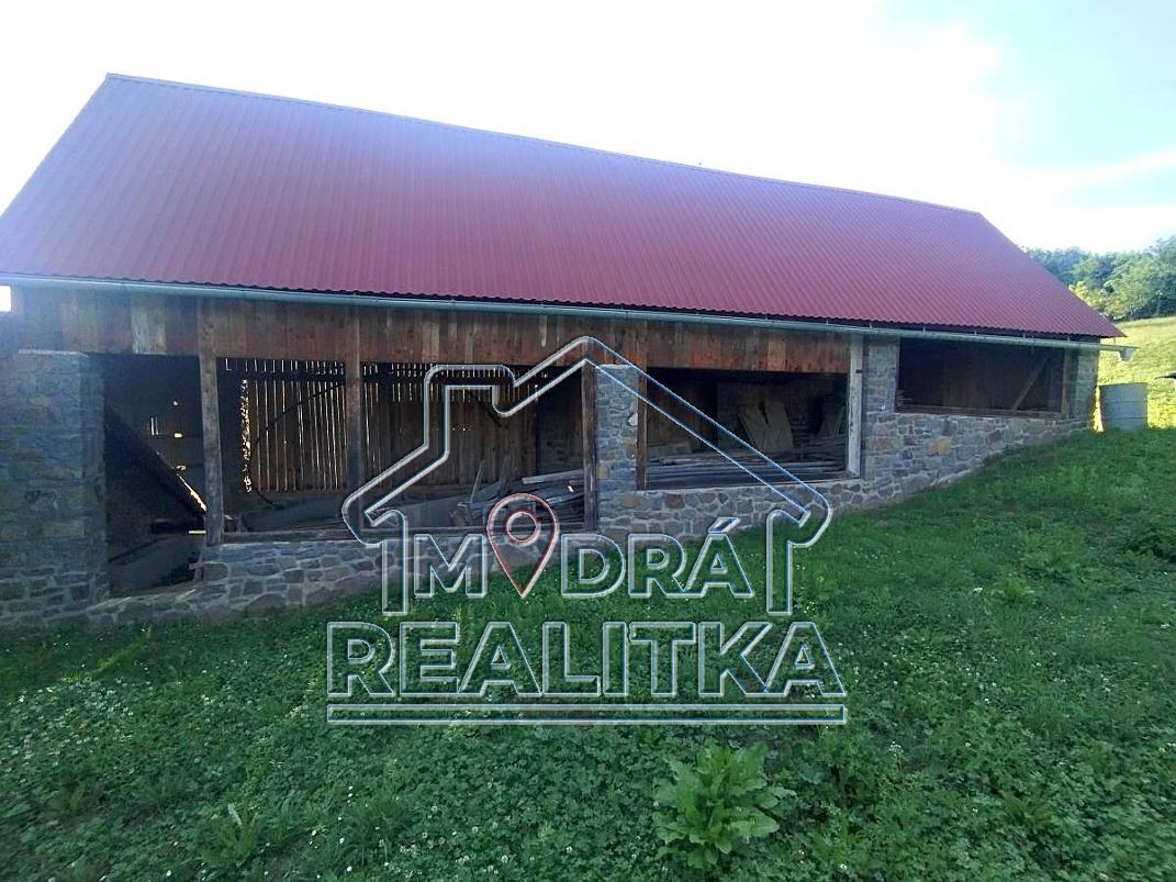 Výnimočná usadlosť s rodinným domom a štýlovými hospodárskymi stavbami v Košarovciach — foto 15