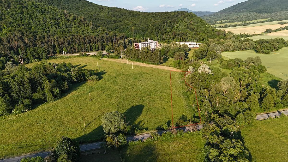 Na predaj: Rozľahlý slnečný pozemok s vlastným potokom len 2 km od Humenného