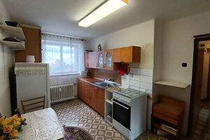 NA PREDAJ: 2-izbový byt s balkónom na Sídlisku I – ideálny na rekonštrukciu — foto 4