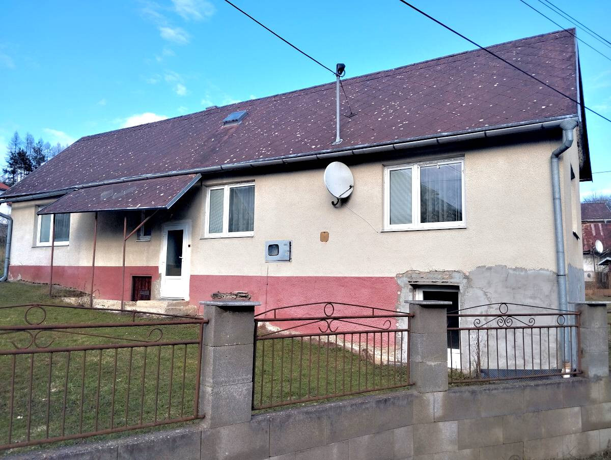 Rodinný dom s 3000 m² pozemkom – Pčoliné