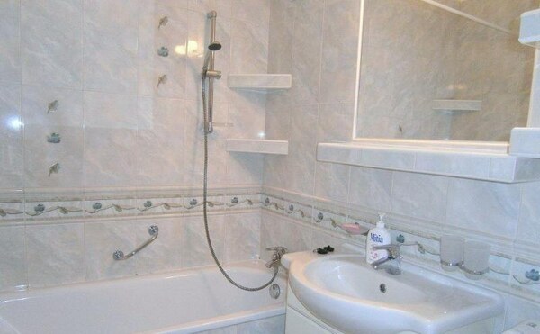 Prenájom 3 izb. MÁNESOVO NÁM. zač. Petržalky) za 550 EUR