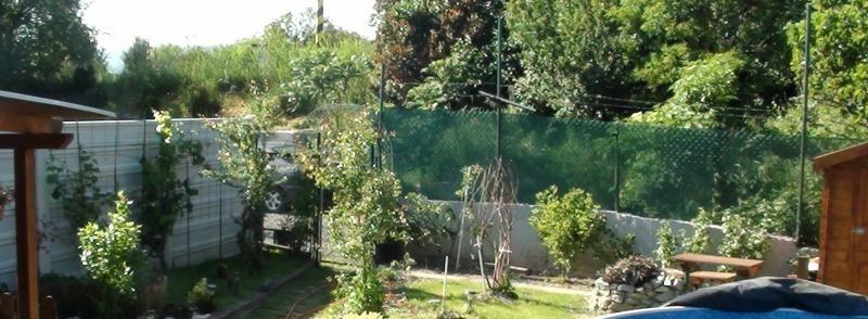 Rekreačná záhrada s bazénom a chatkou — foto 2