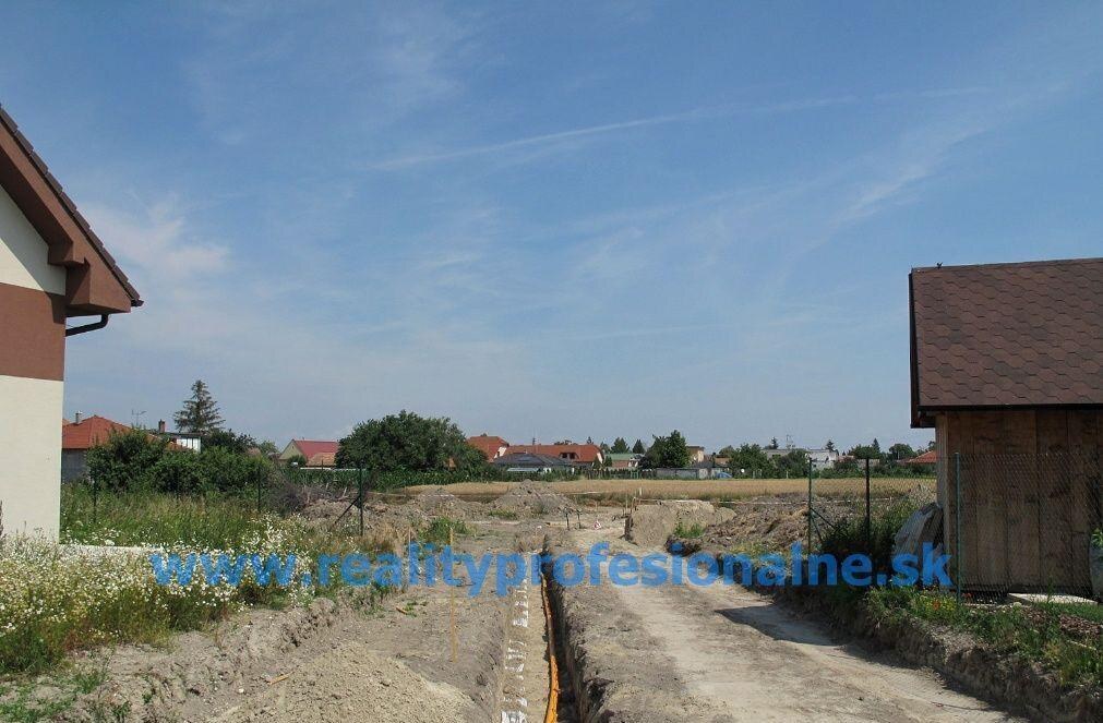 Pozemok 585 m2, Hrubý Šúr, predaj slnečného pozemku — foto 4