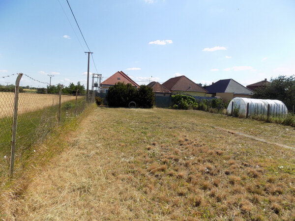 Na predaj pozemok v Tvrdošovciach 412 m2  .