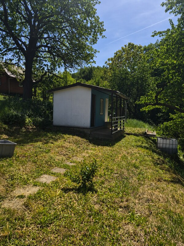  Pozemok v osobnom vlastníctve  615m2 s  chatkou a pivnicou v sade M. Šimonoviča 
