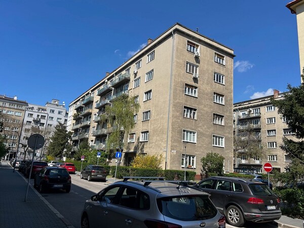 PRIPRAVUJEME  - Priestranný 2-izbový tehlový byt s možnosťou prerobenia na 3-izbový Bratislava I – Staré Mesto, Justičná ul. (pri Justičnom paláci)