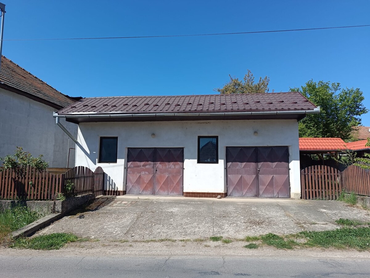 Na predaj  veľká dvojgaráž  v Pukanci s pozemkom a altánkom