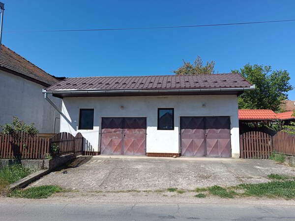 Na predaj  veľká dvojgaráž  v Pukanci s pozemkom a altánkom