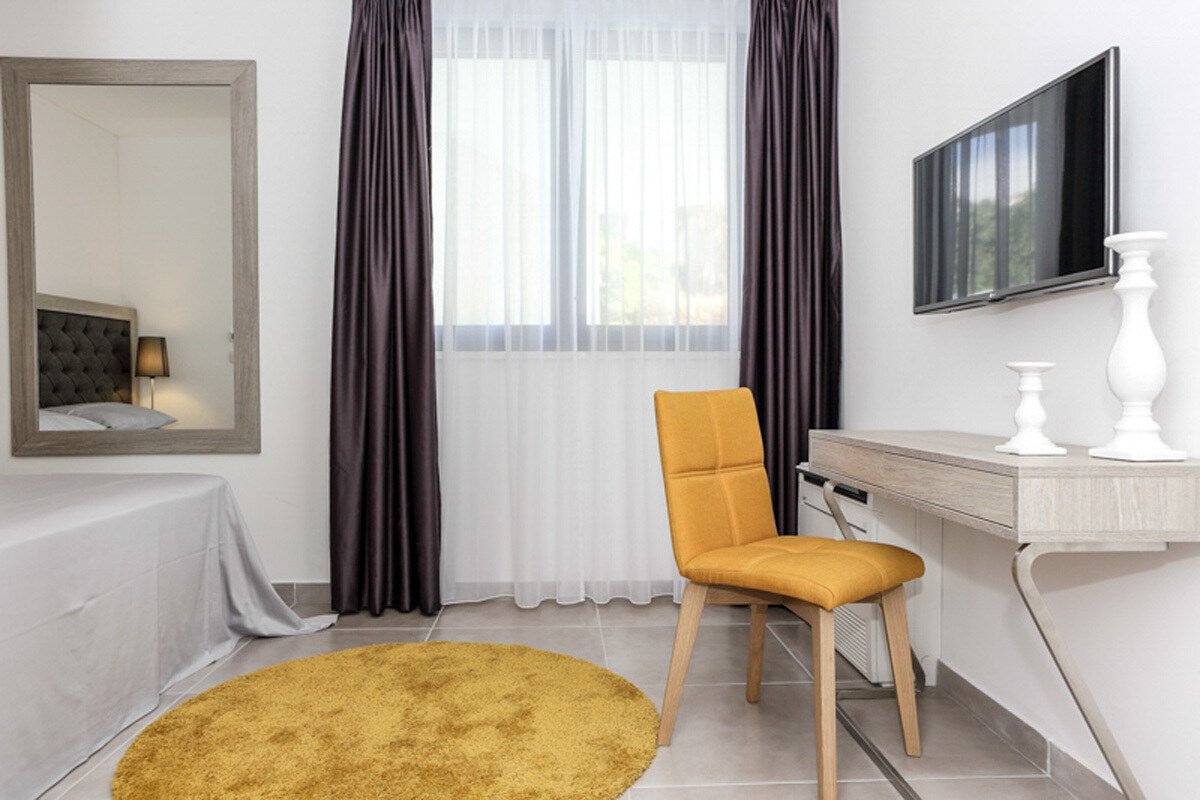 ŠPIČKOVĚ ZAŘÍZENÁ VILA S BAZÉNEM, TROGIR - ČIOVO — foto 19