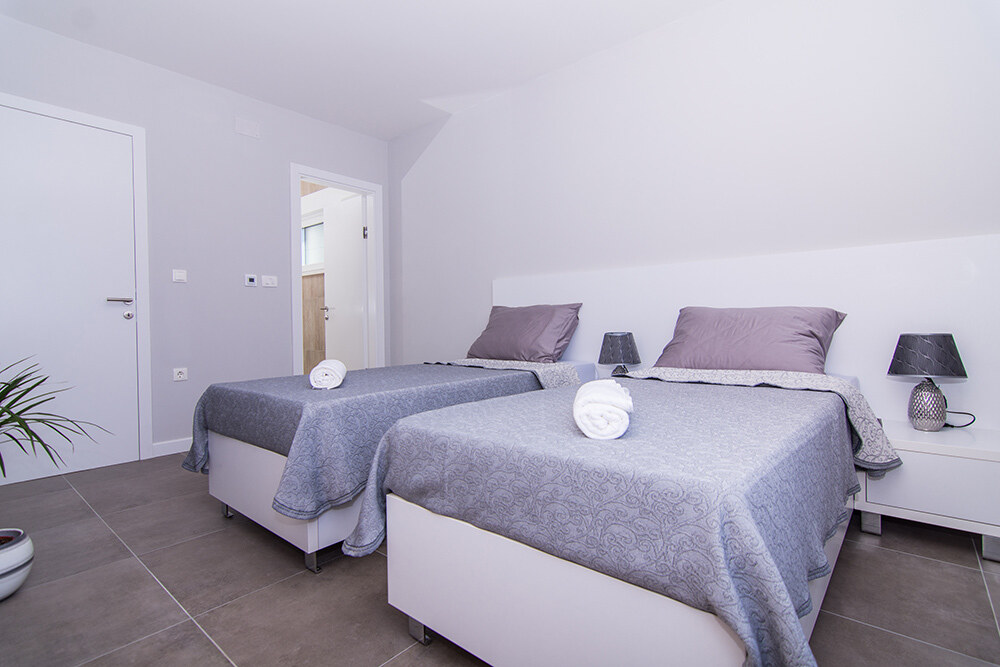 MODERNÍ LUXUSNÍ VILA 350 M OD MOŘE, KAŠTEL KAMBELOVAC — foto 12