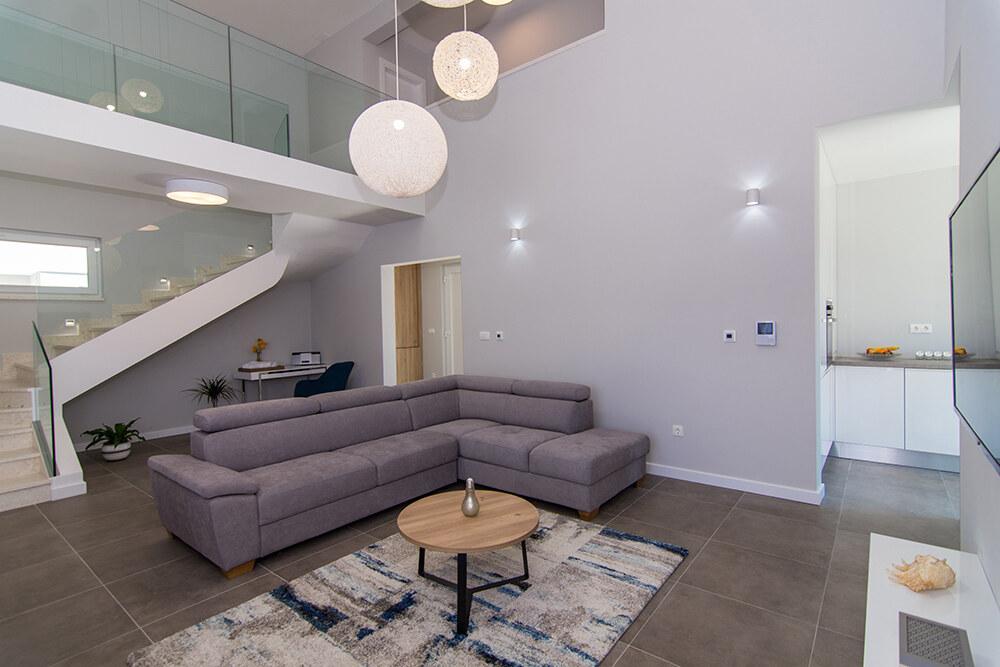 MODERNÍ LUXUSNÍ VILA 350 M OD MOŘE, KAŠTEL KAMBELOVAC — foto 3