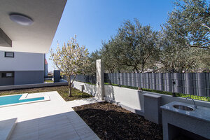 MODERNÍ LUXUSNÍ VILA 350 M OD MOŘE, KAŠTEL KAMBELOVAC — foto 2