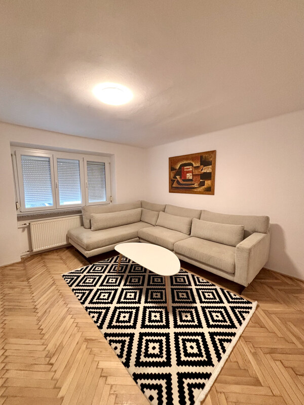 Ponúkame Vám na prenájom kompletne prerobený, zariadený 2 izbový byt v centre mesta Nové Zámky