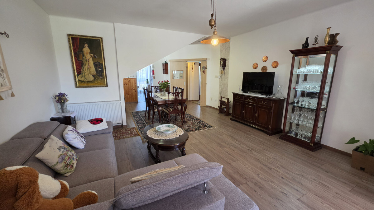 Predám krásný 5 izbový poschodový dom v meste Nesvady — foto 4