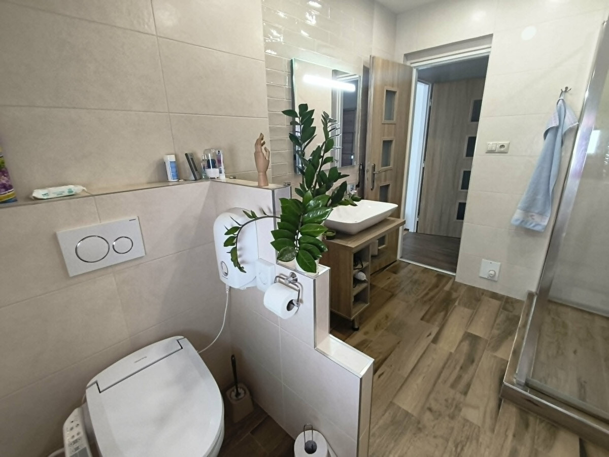 Predám krásný 5 izbový poschodový dom v meste Nesvady — foto 8
