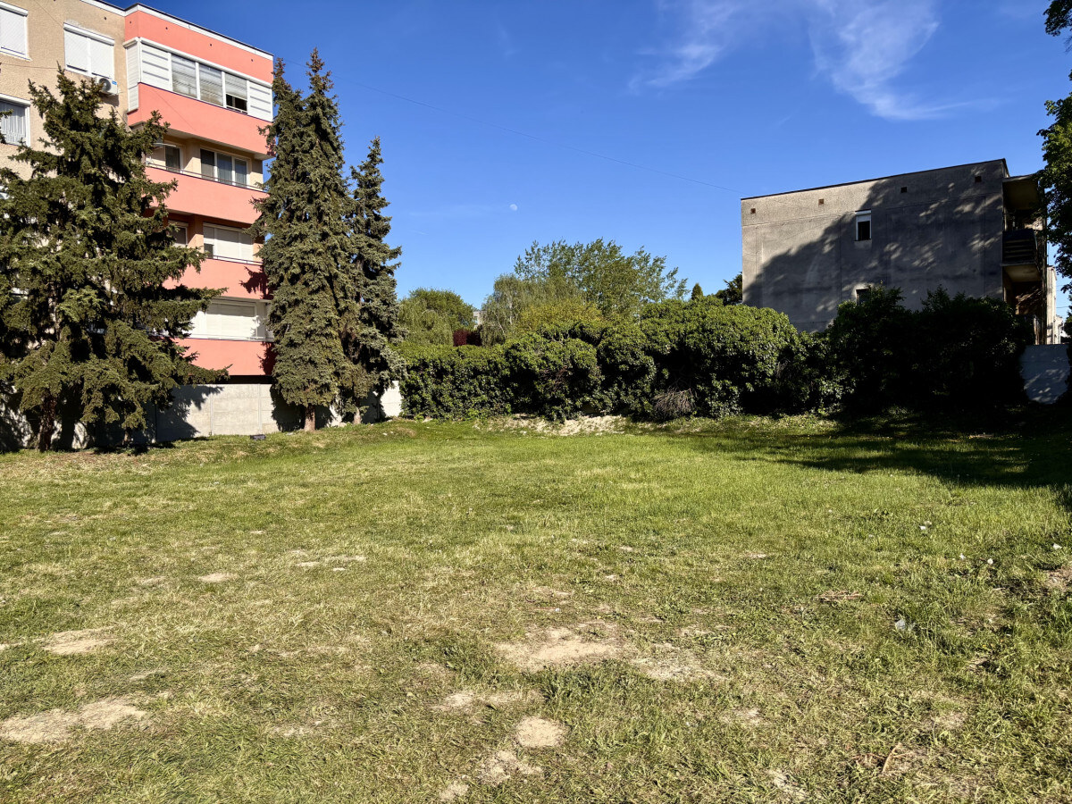 Ponúkame na predaj atraktívny stavebný pozemok, nachádzajúci sa priamo v centre mesta Kolárovo