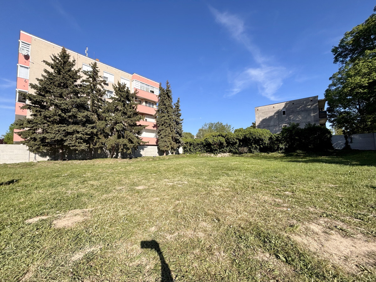 Ponúkame na predaj atraktívny stavebný pozemok, nachádzajúci sa priamo v centre mesta Kolárovo — foto 2