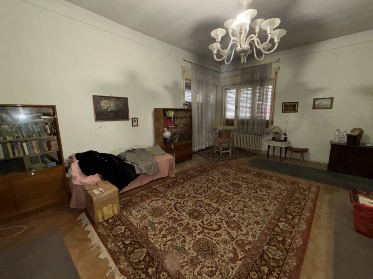 Ponúkame Vám na predaj rodinný dom v pôvodnom stave v meste Štúrovo