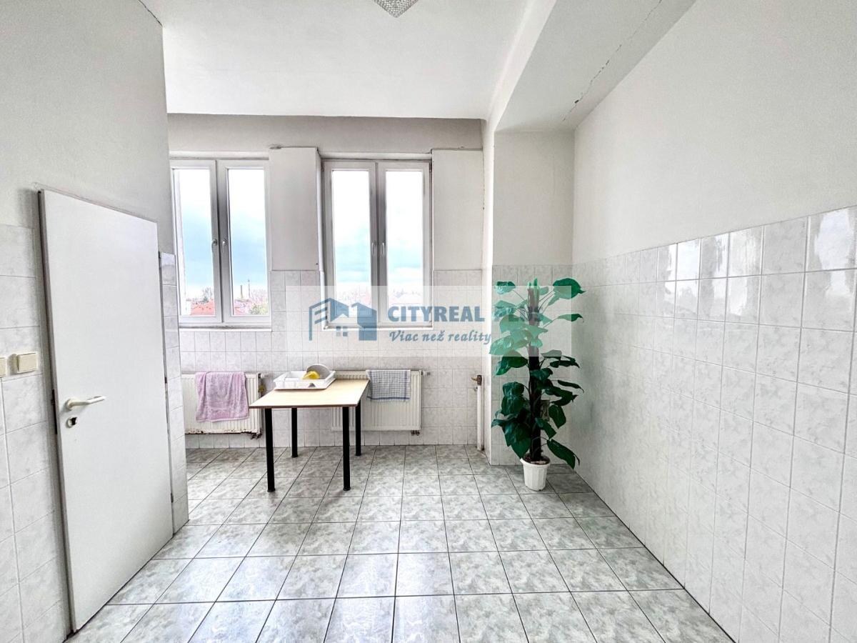 Ponúkame Vám na prenájom kancelárie a administratívne priestory v Nových Zámkoch! — foto 5